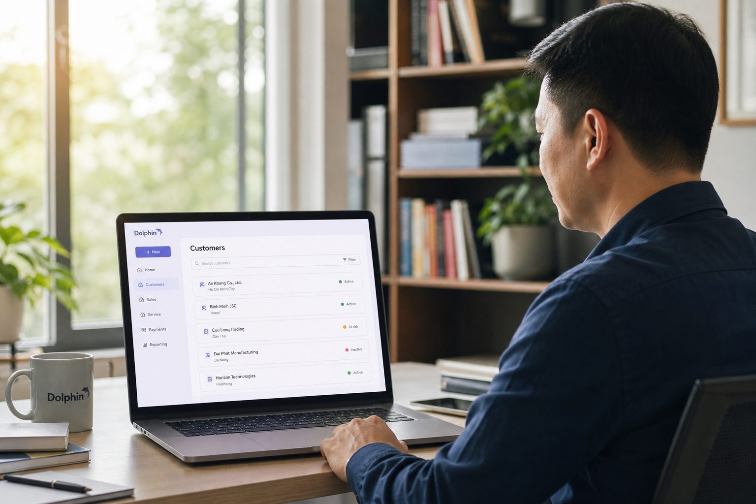 Chủ doanh nghiệp buổi sáng nhìn danh sách khách trên laptop, không cần hỏi nhân viên