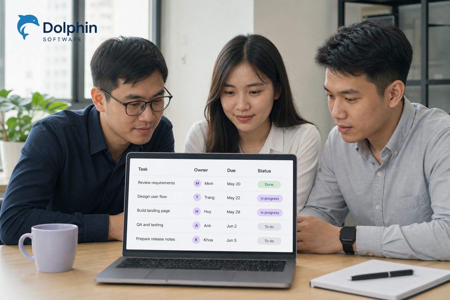 Laptop trên bàn sáng, danh sách việc với người phụ trách, hạn chót và trạng thái trên một màn hình